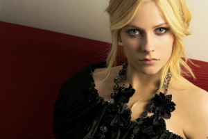 他的任意球就像导弹，直挂死角，球迷们看得热血沸腾！